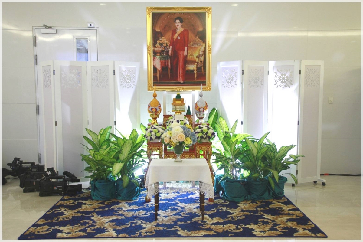 ﻿กรมบังคับคดีถวายแจกันดอกไม้ถวายพระพรชัยมงคล หน้าพระฉายาลักษณ์สมเด็จพระนางเจ้าสิริกิติ์  พระบรมราชินีนาถ ในรัชกาลที่ 9 